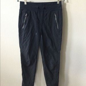 Athlete black pant. Tapered leg.